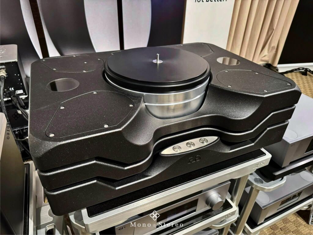 Image showcasing Acoustical Systems A*Stellar Turntable – Ultimate High-Fidelity
